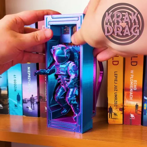 Floating Astronaut: Adjustable Book Nook€ 2.66